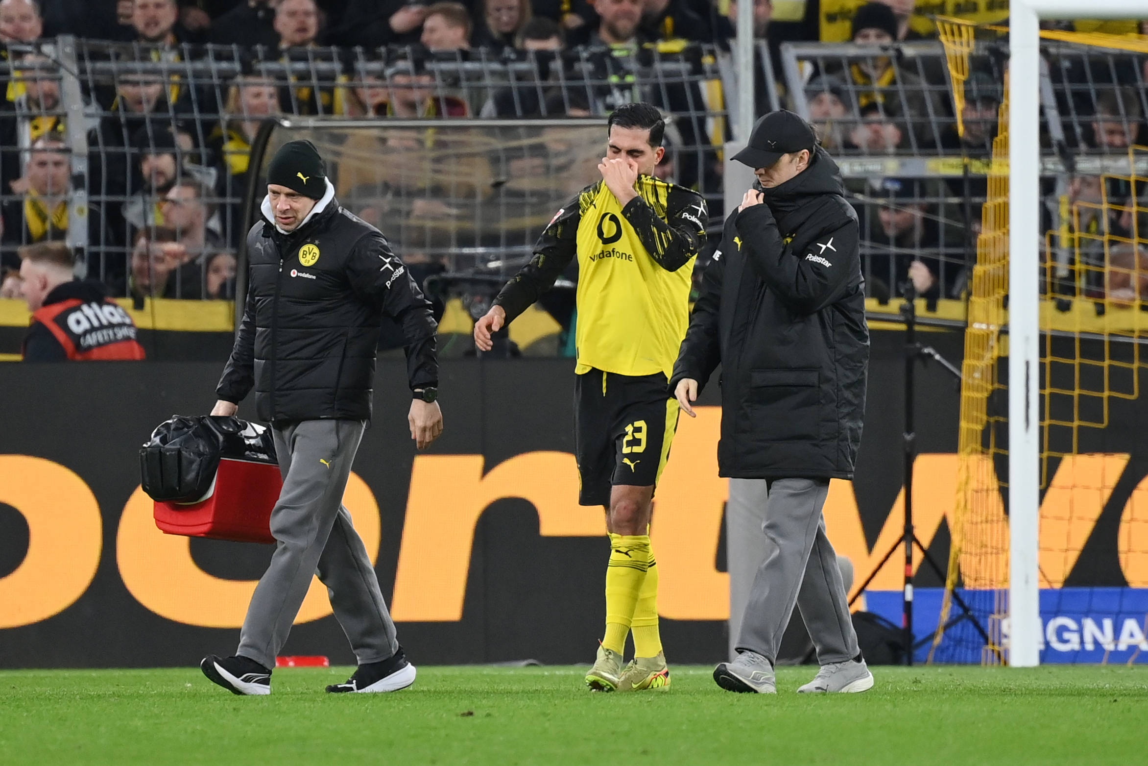 半岛体育官网登录-有情有义！多特总监里肯：会和重伤的詹谈续约，球员合同6月到期