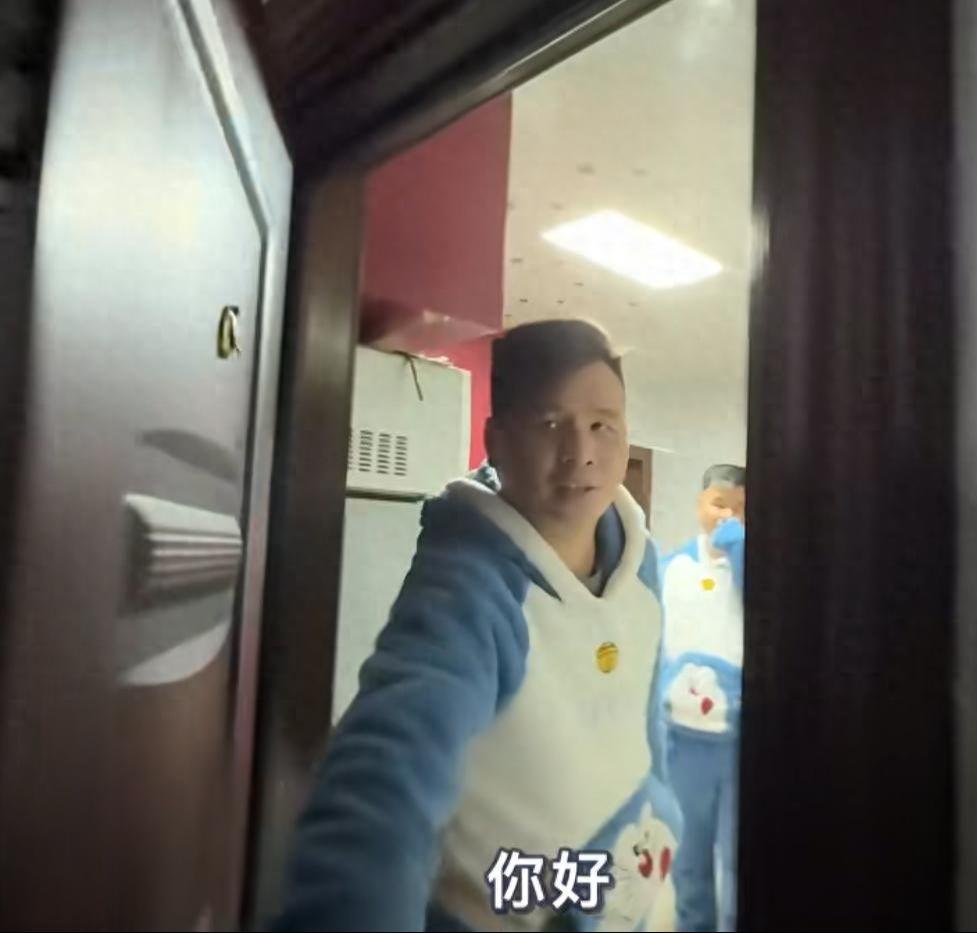 半岛体育官方入口-上海40岁双胞胎兄弟，同居30年不结婚，哥哥扮演老公 弟弟是老婆